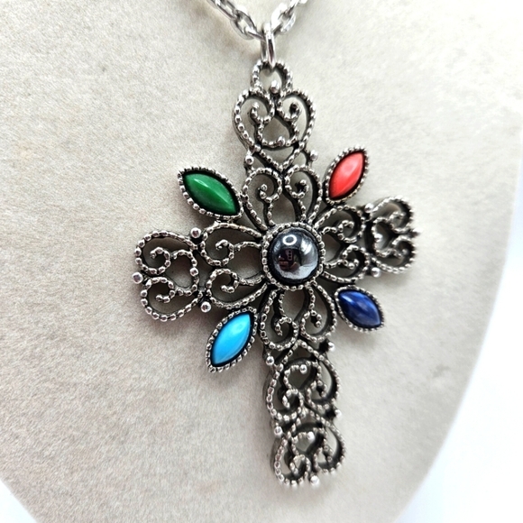 VINTAGE Avon Silver Tone Romanesque Jewel Tone Filigree Cross Pendant Necklace - Picture 2 of 7